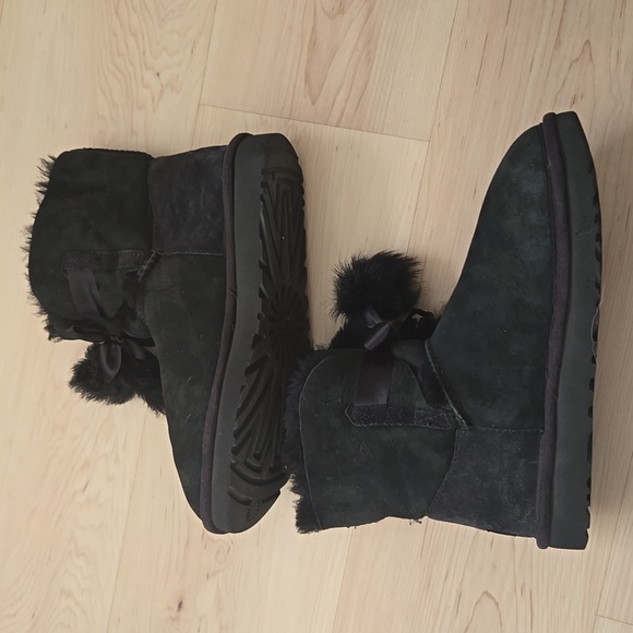 UGG Gita Bow Mini Boots, Black, Size 9 - Picture 8 of 9